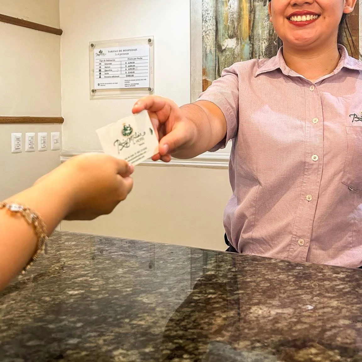 Atención personalizada en recepción de Hotel Ruiz Milán